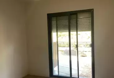 شقة بحديقة للإيجار - 2 غرف - بالدور 1