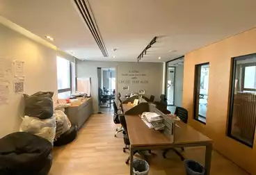 مكاتب للإيجار - 6 غرف - بالدور 3