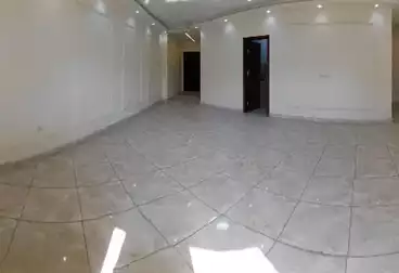 شقة بحديقة للبيع - 3 غرف - بالدور 0