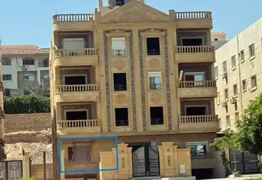 شقة بحديقة للبيع - 4 غرف - بالدور 1