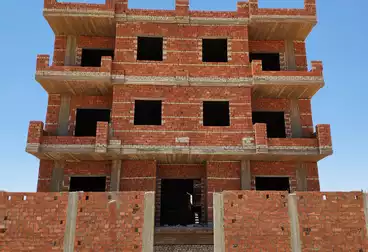 شقة بحديقة للبيع - 3 غرف - بالدور 1