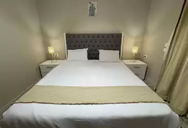 شقة بحديقة للإيجار - 2 غرف - بالدور 1