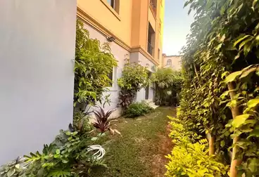 شقة بحديقة للإيجار - 2 غرف - بالدور 0