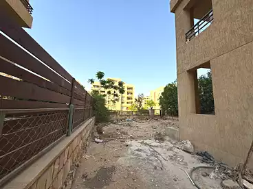 شقة بحديقة للبيع - 4 غرف - بالدور 0