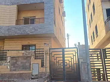 شقة بحديقة للإيجار - 4 غرف - بالدور 0