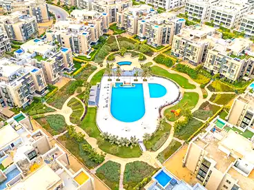 شقة بحديقة للبيع - 2 غرف - بالدور 0