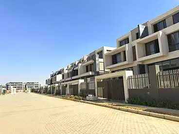 فلل للبيع في كمبوند الباتيو تاون - لافيستا، كمبوند بالتجمع الخامس، 235 متر