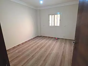 شقة بحديقة للإيجار - 3 غرف - بالدور 0