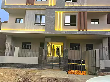 شقق للبيع في شارع صدقي سليمان، جنوب الاكاديميه (ج)، 200 متر