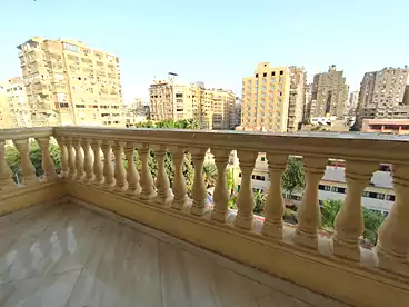 للبيع في شارع شهاب، المهندسين، 220 متر