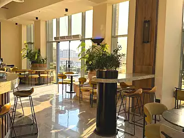 كافية للإيجار في شارع التسعين الشمالي، شارع التسعين، 350 متر