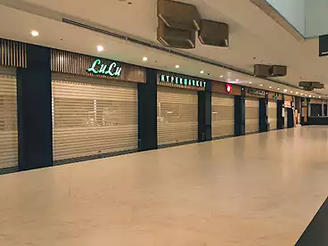 تجاري للإيجار في شارع التسعين الجنوبي، شارع التسعين، 81 متر