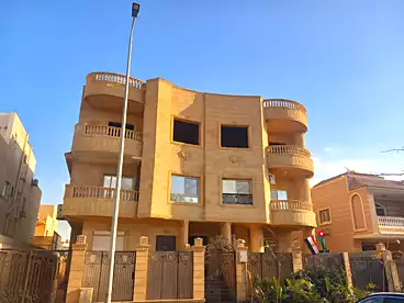 شقق للبيع في شارع التحرير، شرق الأكاديمية، 215 متر