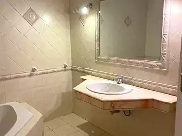 شقق للبيع في شارع كليوباترا، الكوربة، 200 متر
