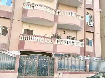 في الحي الثالث والعشرون، العاشر من رمضان، 100 متر