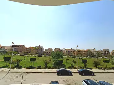 في شارع حسين سري، جنوب الاكاديميه (ج)، 200 متر