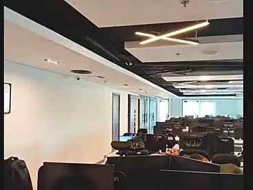 في شارع التسعين الجنوبي، شارع التسعين، 4375 متر