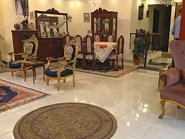 شقة بحديقة للبيع في المجاورة الاولى، الحي الثامن، 200 متر