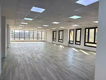 Administrative For rent in Northern 90th St., 90th Street, 200 sqm