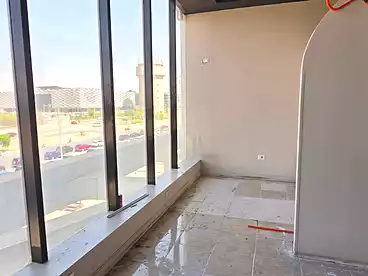 محلات للإيجار في شارع التسعين الجنوبي، شارع التسعين، 140 متر