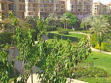 للبيع في طريق مدينتي، المنطقه الأولى عمارات، 320 متر