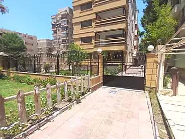 في شارع اللاسلكي، المعادي الجديدة، 1250 متر