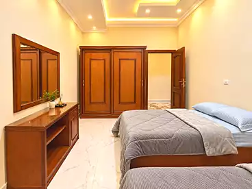 للإيجار في شارع الريحان، المجاوره الرابعة عشر، 170 متر