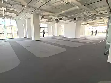 Administrative For rent in Northern 90th St., 90th Street, 325 sqm