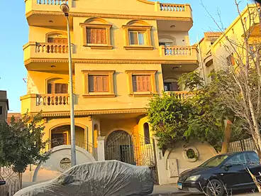 Duplex For sale in Street 35, Fifth Neighborhood, 380 sqm