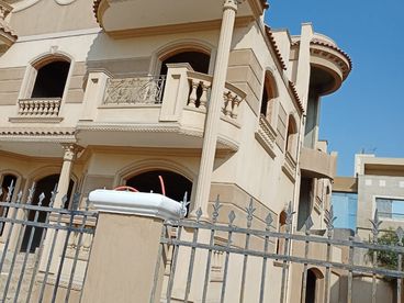 فيلا مستقله 740م للبيع بكمبوند بيفرلي هيلز موقع مميز الشيخ زايد