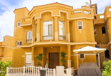 امتلك فيلا بالتجمع الخامس بكمبوند قطاميه جاردنز استلام فوري