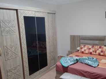 شقة مفروشه للايجار في كمبوند دار مصر القرنفل مكيفة