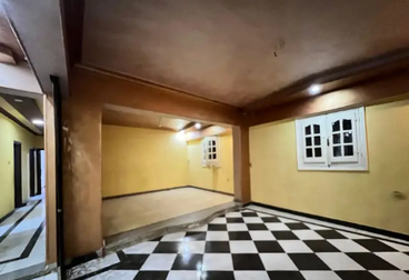 شقه مساحه كبيره تبعد عن جسر السويس دقيقة للبيع