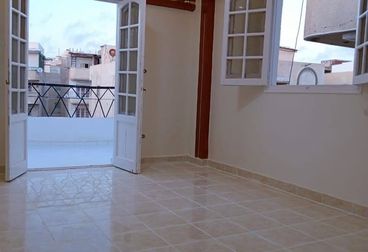 شقه بالروف للبيع في العجمي 6 اكتوبر 90 متر