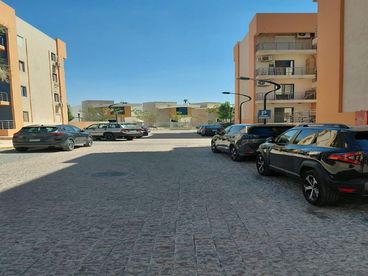 شقة لقطة بالتجمع كمبوند ايزي لايف بجوار AUC