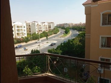 شقه للبيع بسعر لقطه كمبوند ريزدانس بجوار الجامعه الامريكيه 165متر