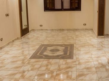 شقه لقطه ماشاء الله لعشاق المساحات الكبيره والموقع المميز السكني مساحه 275 متر 5 غرف منهم