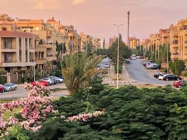 شقة لقطه جدا في جنوب الاكاديميه للبيع علي فيو جاردن  وشارع رئيسي 