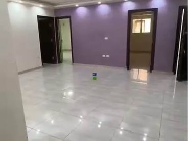 شقة للبيع المساحة: 200 متر مربع. • التقسيم الداخلي: 4 غرف نوم + 2 حمام + مطبخ واسع + ريسبشن كبير.