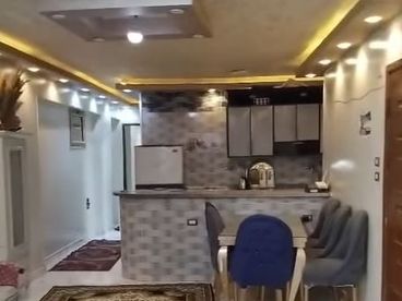 شقه للبيع للاستثمار والسكن الهادى مساحة  100متر تشطيب سوبر لوكس 3 نوم وريسبشن قطعتين ومطبخ امريكانى