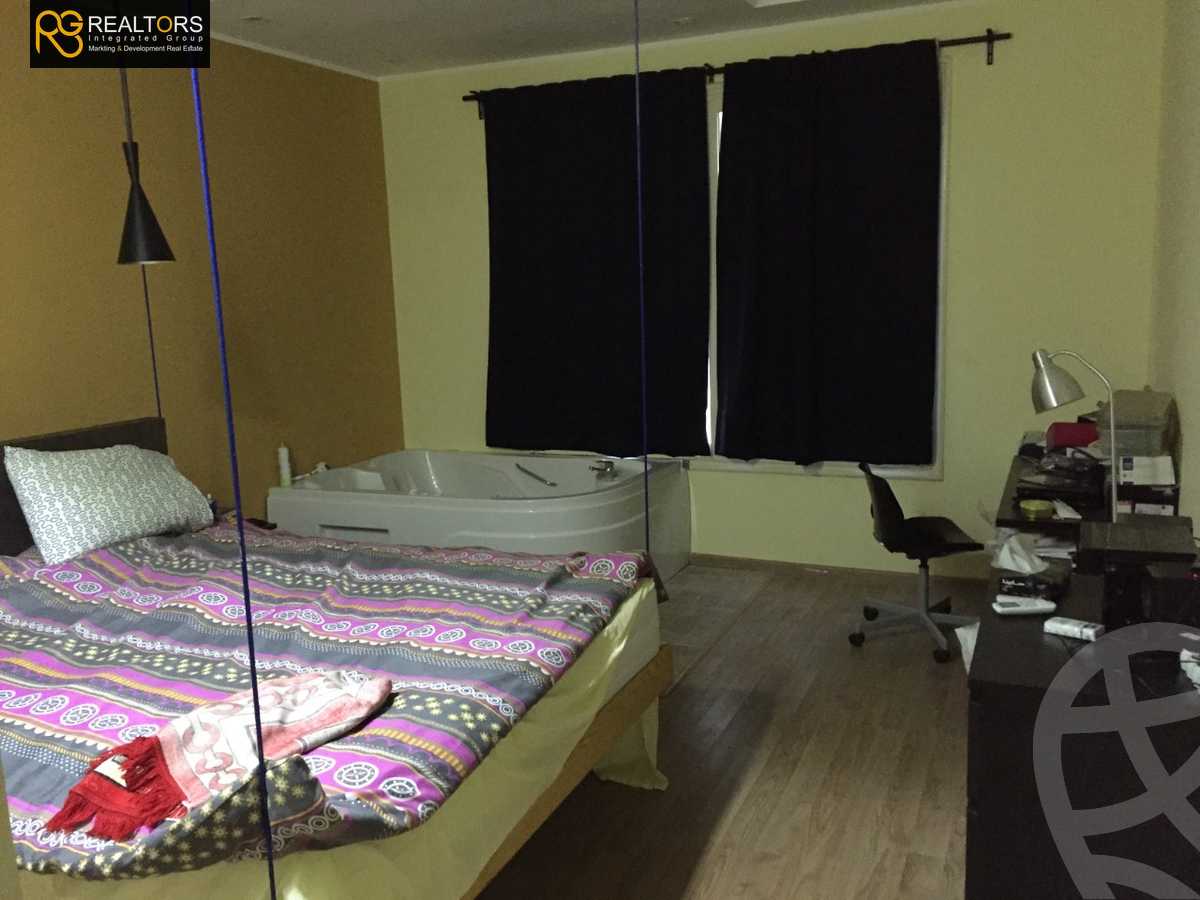 https://aqarmap.com.eg/ar/listing/3934941-for-sale-cairo-el-sheikh-zayed-city-compounds-in-sheikh-zayed-royal-meadows