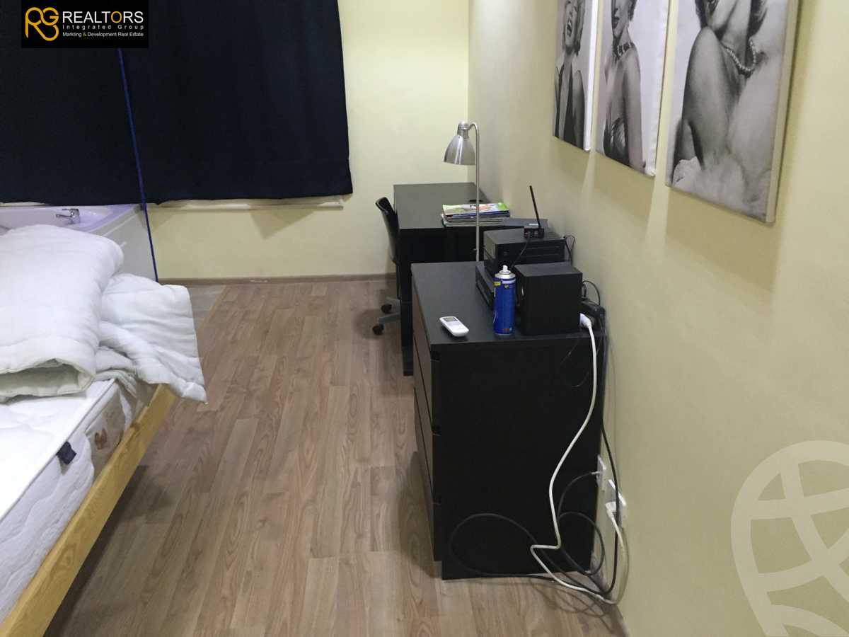 https://aqarmap.com.eg/ar/listing/3934941-for-sale-cairo-el-sheikh-zayed-city-compounds-in-sheikh-zayed-royal-meadows
