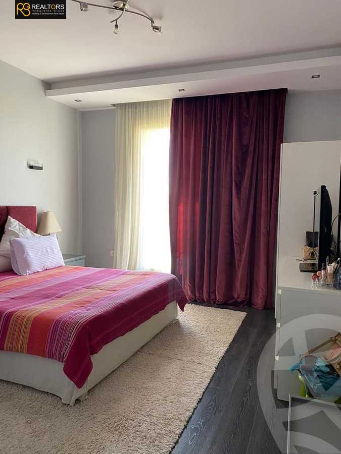 https://aqarmap.com.eg/ar/listing/3997780-for-sale-cairo-el-sheikh-zayed-city-compounds-in-sheikh-zayed-royal-meadows
