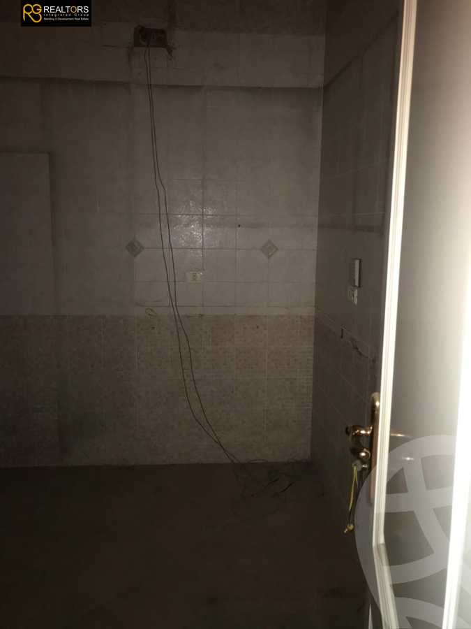 https://aqarmap.com.eg/ar/listing/4083065-for-sale-cairo-6th-of-october-compound-royal-hills