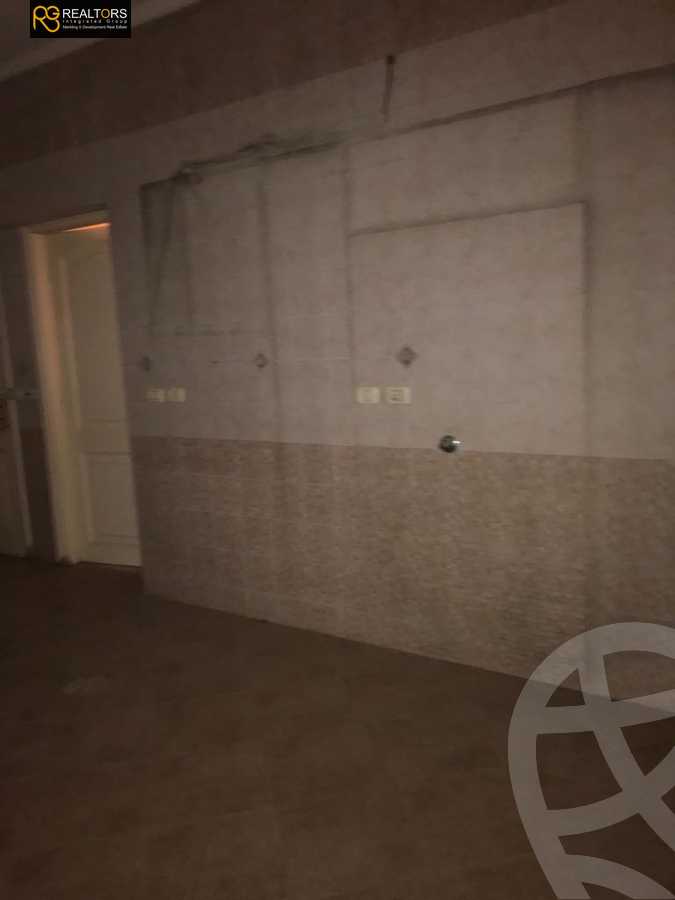 https://aqarmap.com.eg/ar/listing/4083065-for-sale-cairo-6th-of-october-compound-royal-hills