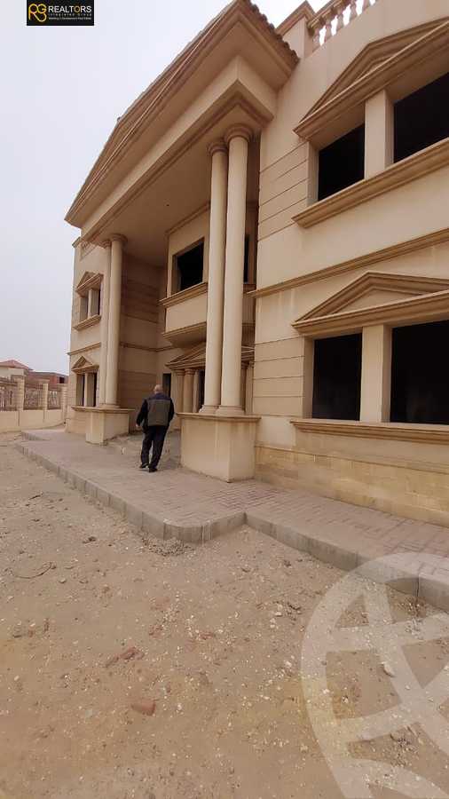 https://aqarmap.com.eg/ar/listing/4085680-for-sale-cairo-el-sheikh-zayed-city-compounds-in-sheikh-zayed-royal-city