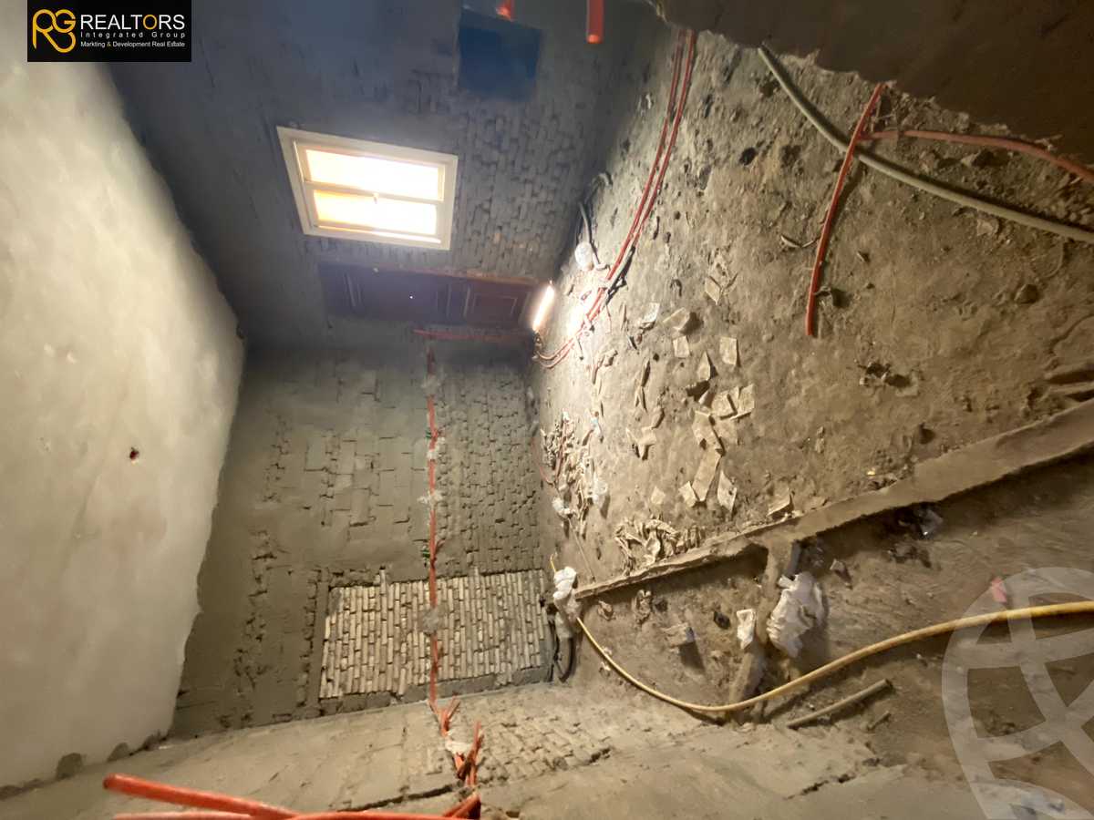 https://aqarmap.com.eg/en/listing/4094982-for-sale-cairo-el-sheikh-zayed-city-compounds-in-sheikh-zayed-royal-meadows