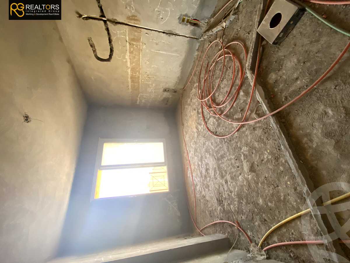 https://aqarmap.com.eg/en/listing/4108240-for-sale-cairo-el-sheikh-zayed-city-compounds-in-sheikh-zayed-royal-meadows