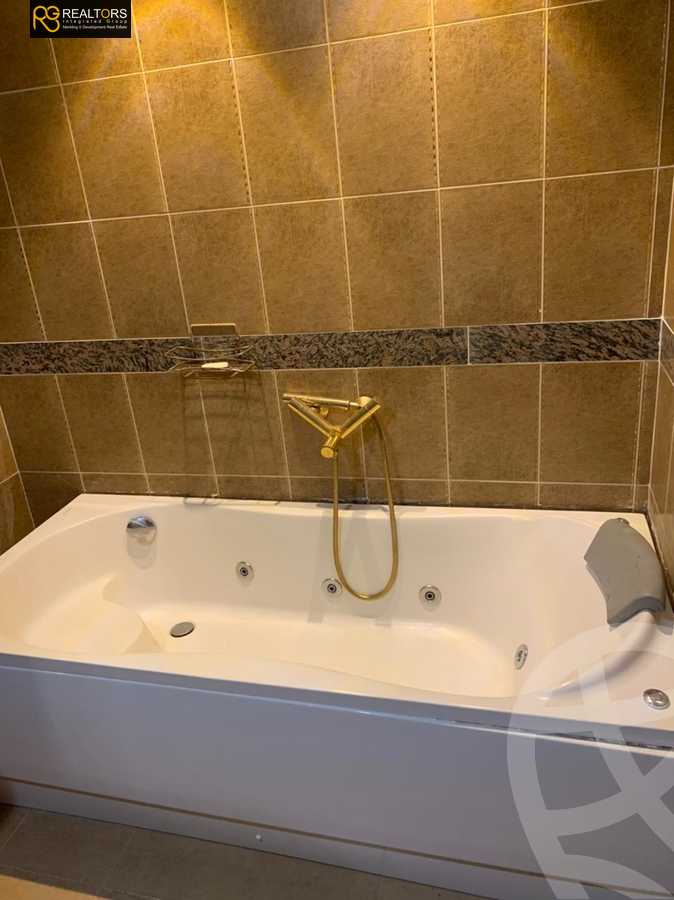 https://aqarmap.com.eg/ar/listing/4108269-for-sale-cairo-el-sheikh-zayed-city-compounds-in-sheikh-zayed-royal-city