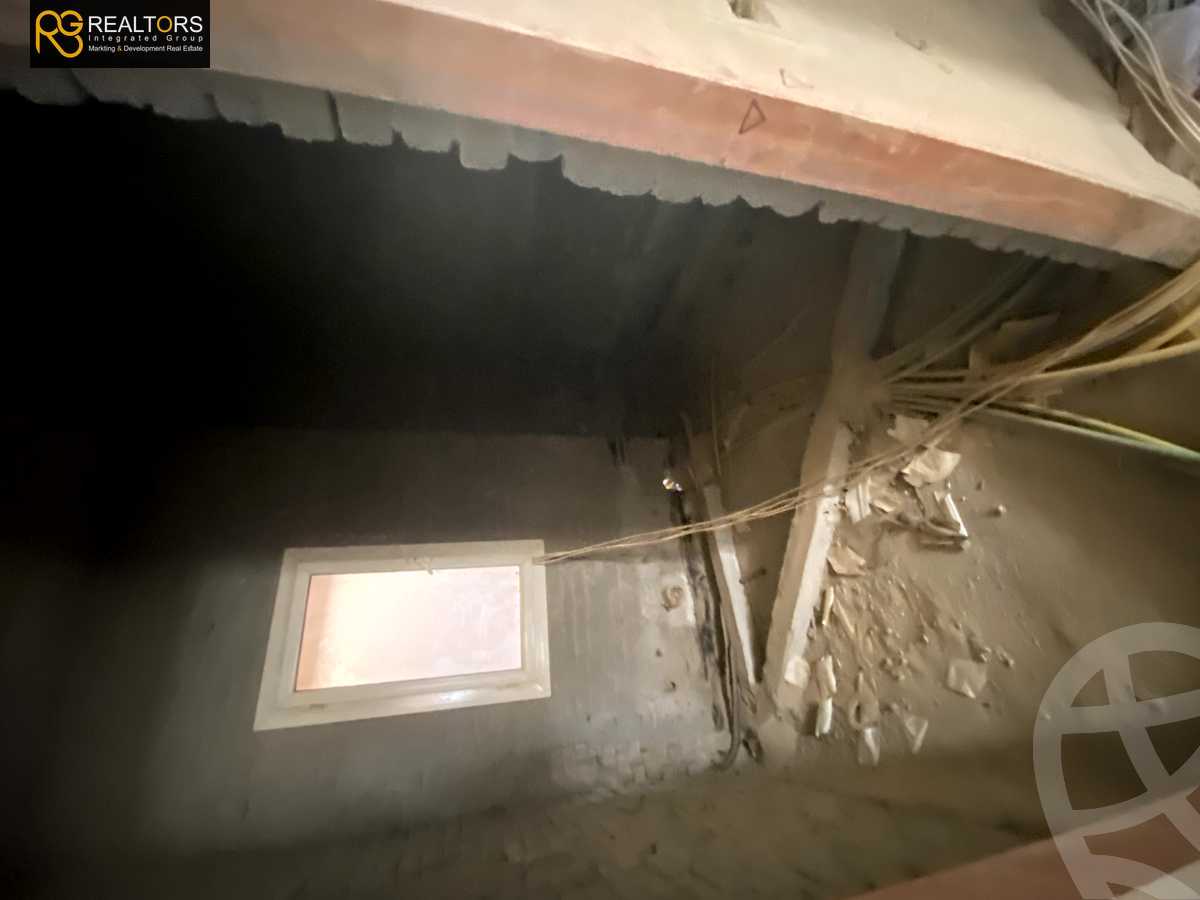https://aqarmap.com.eg/ar/listing/4123721-for-sale-cairo-el-sheikh-zayed-city-compounds-in-sheikh-zayed-royal-meadows